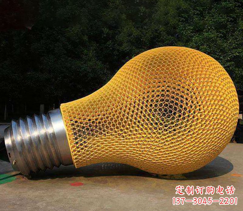 广东不锈钢灯泡雕塑灯光下的美丽