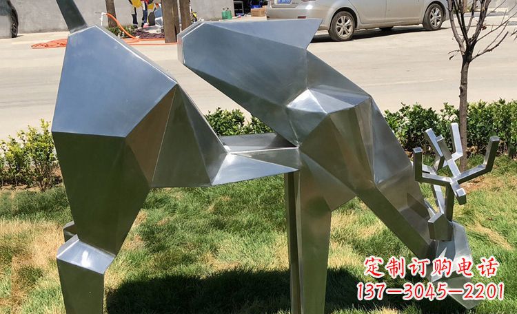 广东不锈钢梅花鹿吃草公园动物雕塑