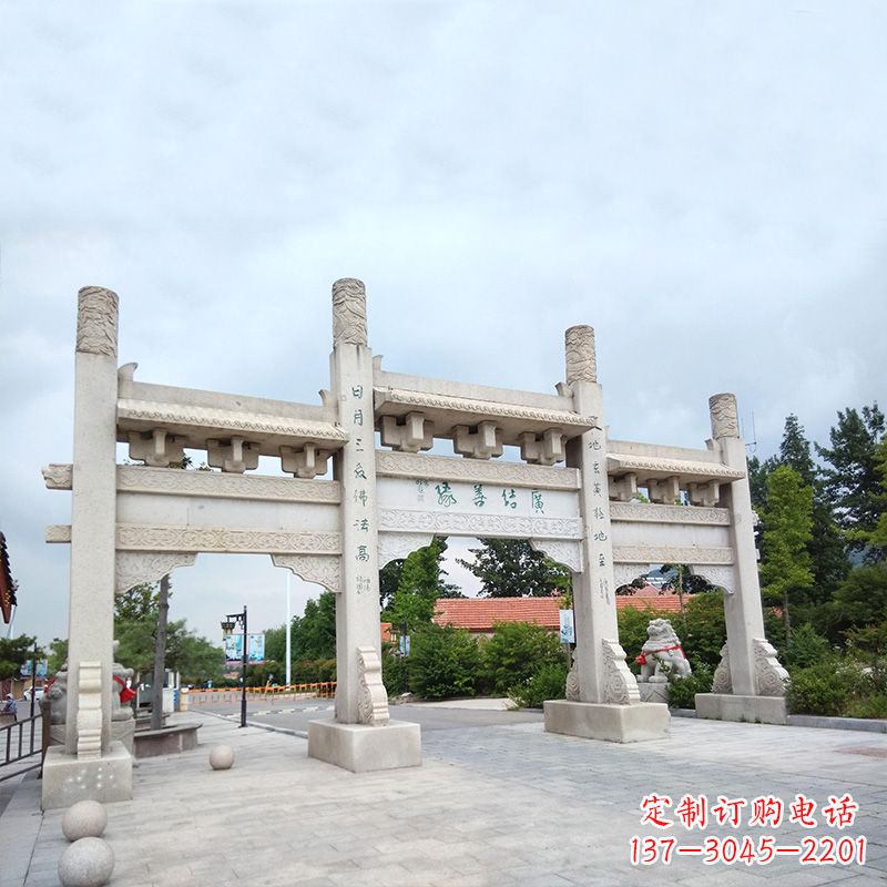广东城市街道上的牌坊雕塑