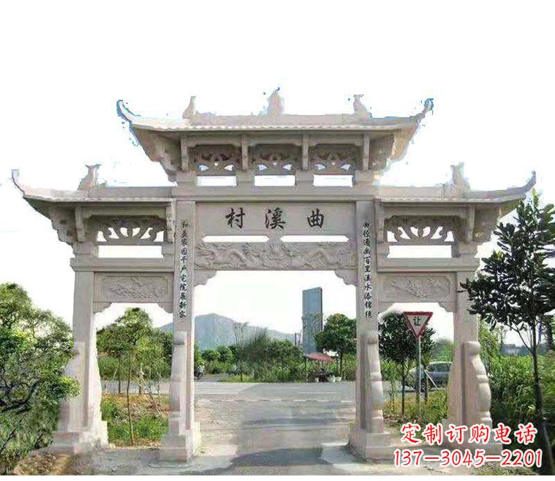 广东村庄三门牌坊石雕
