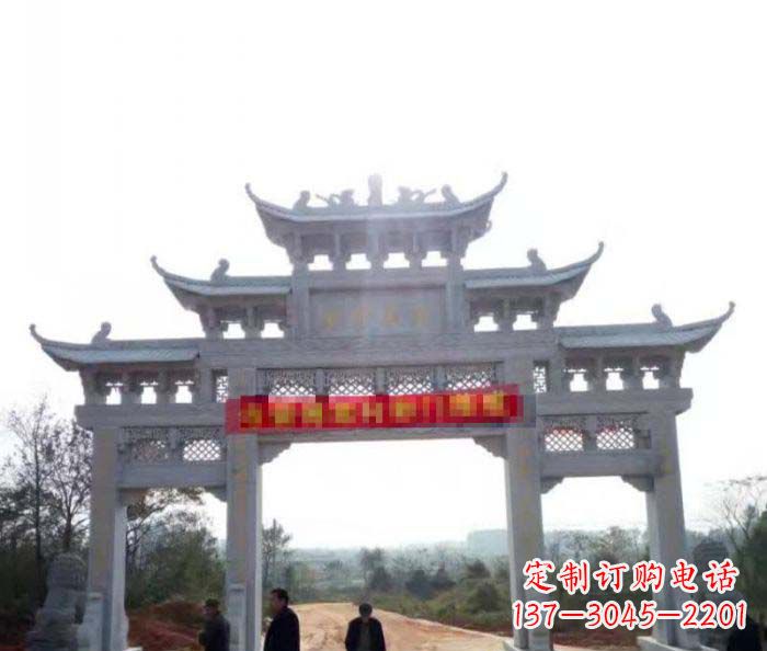 广东村庄三门石雕牌楼