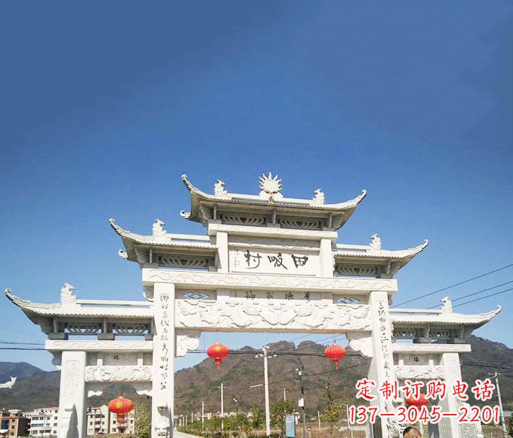 广东村庄的牌坊雕塑