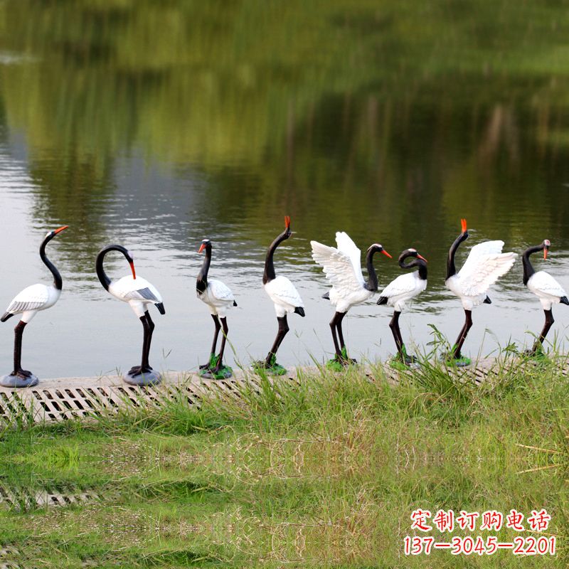 广东仿真仙鹤玻璃钢水景雕塑摆件-公园水池水塘琥珀动物雕塑