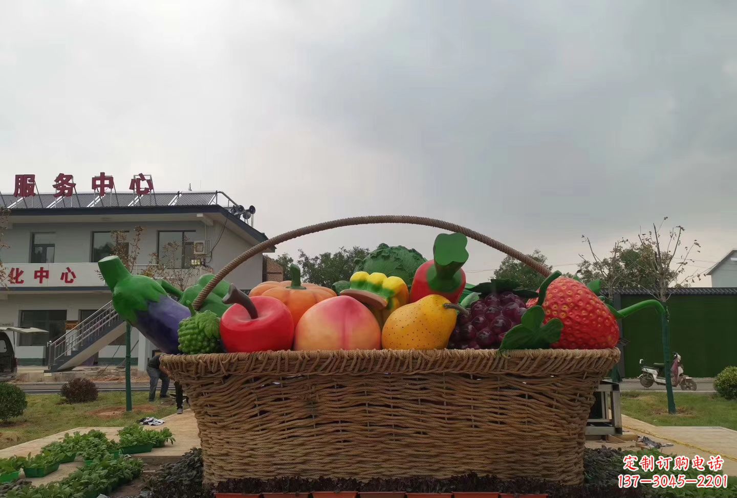 广东公园生态园玻璃钢仿真水果篮雕塑