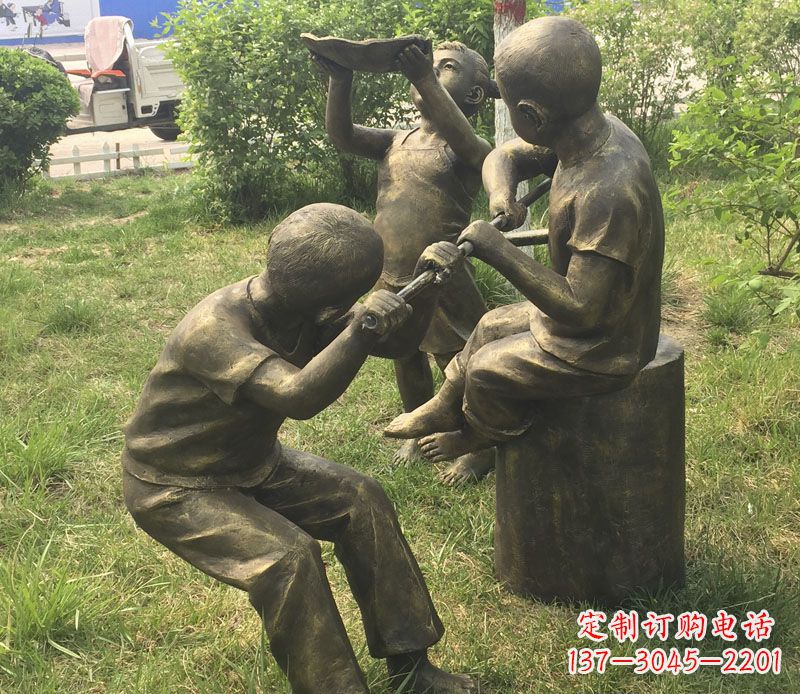 广东公园玩水的儿童铜雕