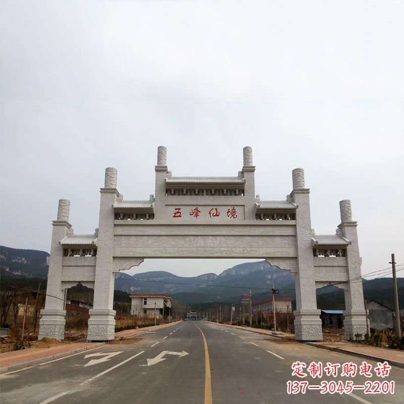 广东领雕塑：景区路口三间四柱牌坊雕塑