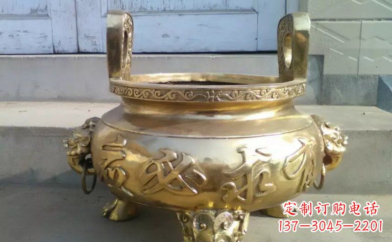 广东壮丽威猛的三足香炉铜雕