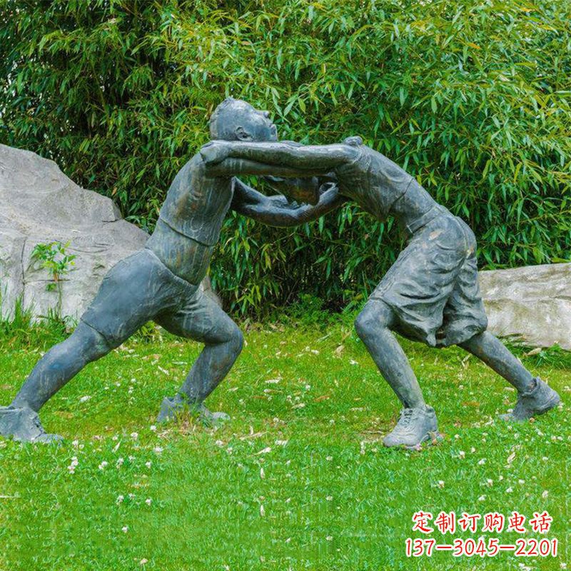 广东摔跤运动小孩公园草坪铜雕