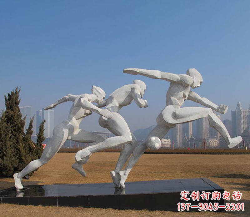 广东踢足球不锈钢运动雕塑