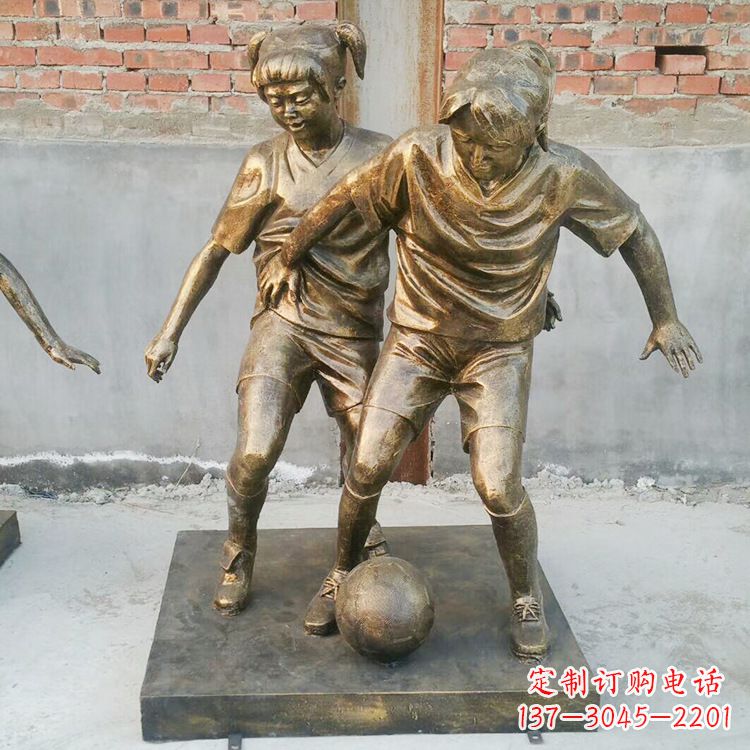 广东踢足球的小女孩雕塑