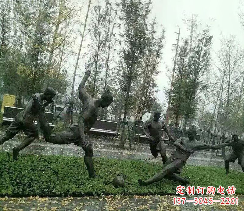 广东踢足球公园运动人物铜雕