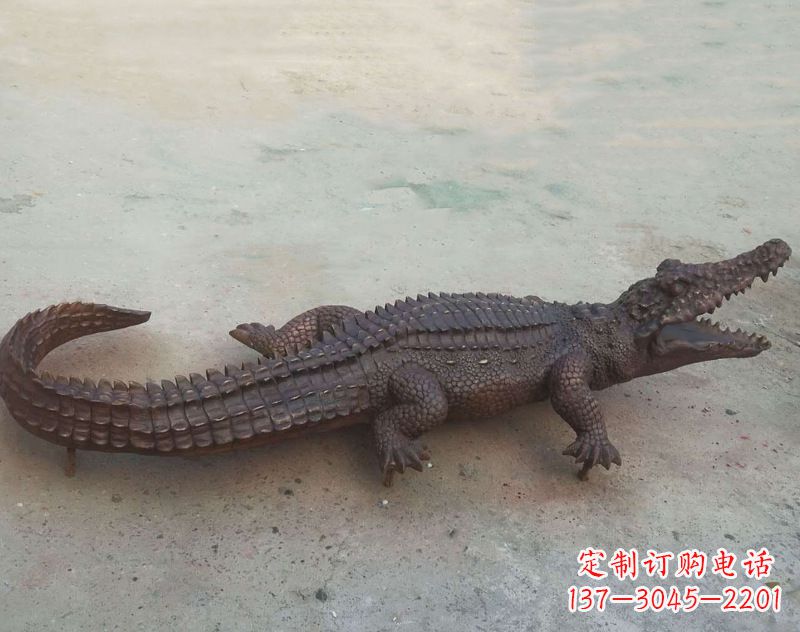 广东铜雕鳄鱼,铸铜园林仿真动物雕塑