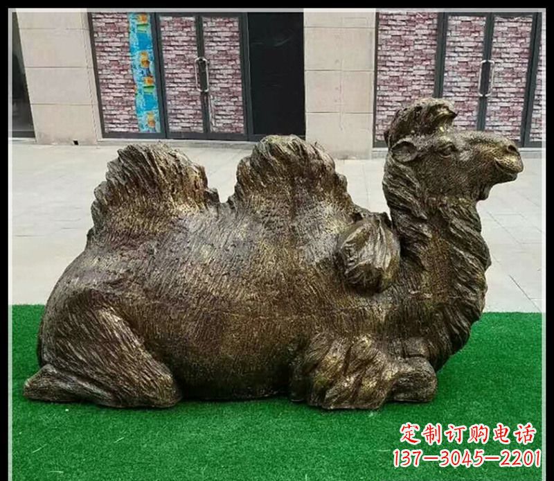 广东卧在草地的骆驼铜雕