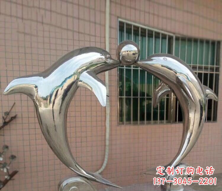 广东校园不锈钢海豚顶球雕塑