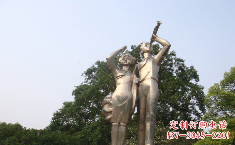 广东校园吹军号敬礼的小学生人物景观铜雕