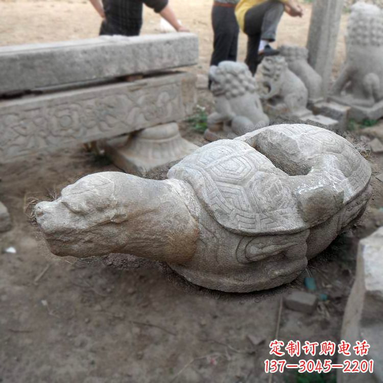 广东朱雀站在赑屃上的石雕