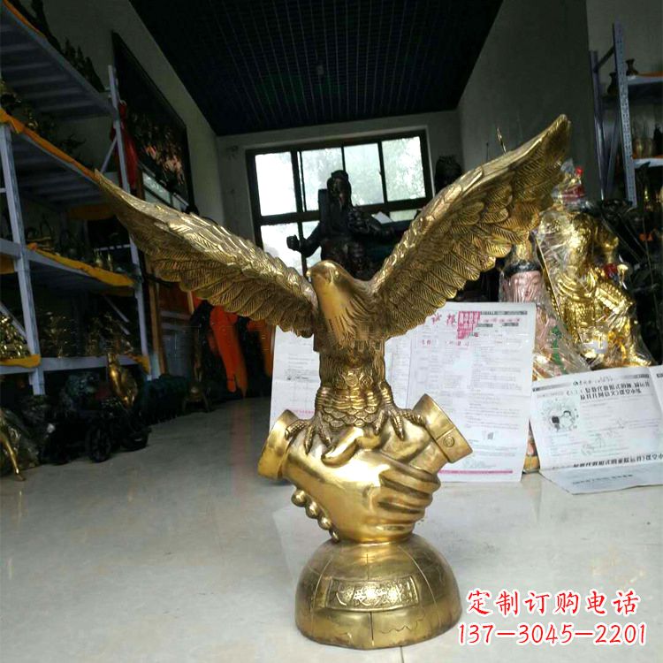 广东铸铜老鹰雕塑大展宏图