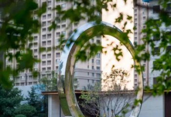 广东圆环雕塑-别墅草坪不锈钢镜面大型户外景观圆环雕塑